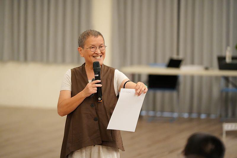 從協助大成國小重生到創立「勾勾手合作社」，温慧玟董事長以行動實踐藝術與教育的共生理念，啟發學生思考藝術如何改變生活。