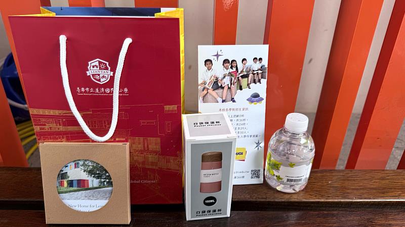 公廣系畢製團隊「#解標工作室」為活動製作專屬紀念品