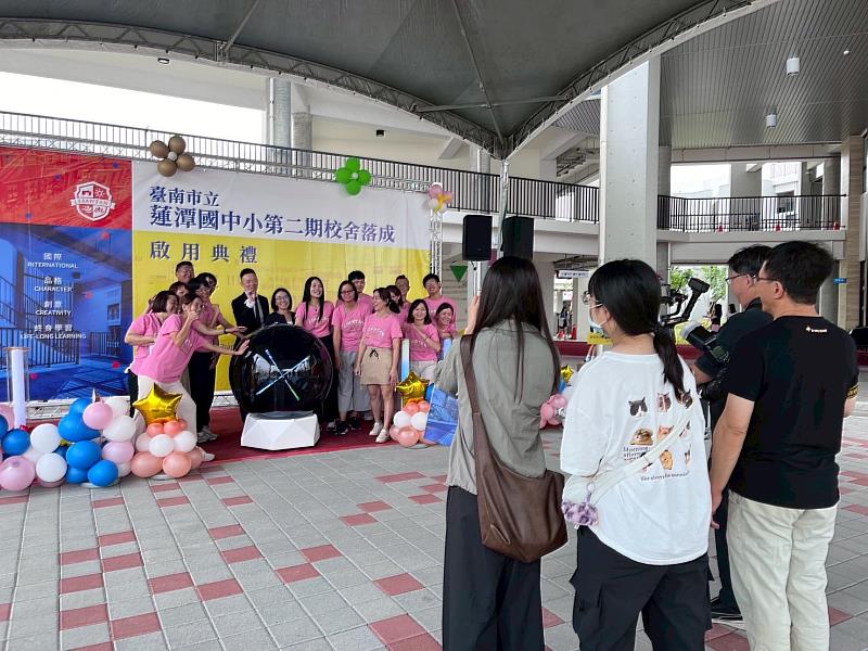 團隊成員協助拍攝活動大合照