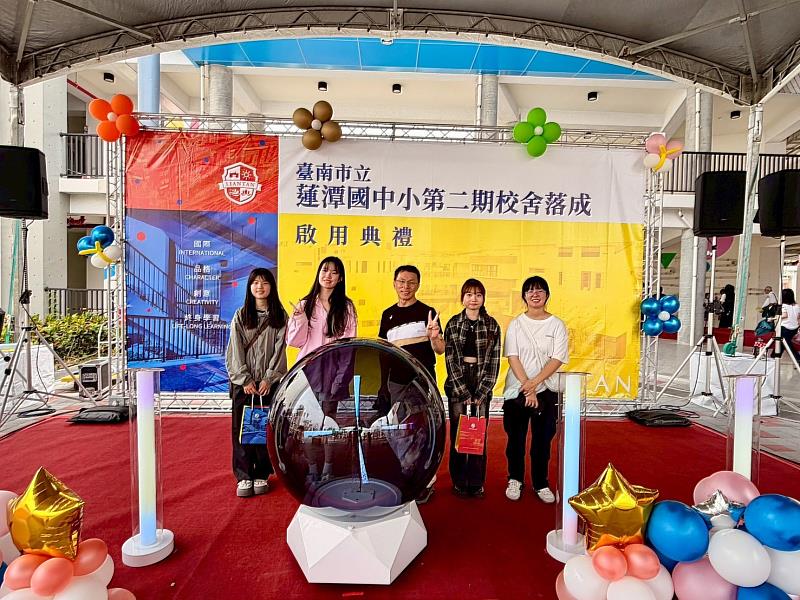 公廣系畢製團隊規劃「蓮潭國中小第二期校舍落成啟用典禮」，與業主芃程實業有限公司負責人陳志明（中）合影