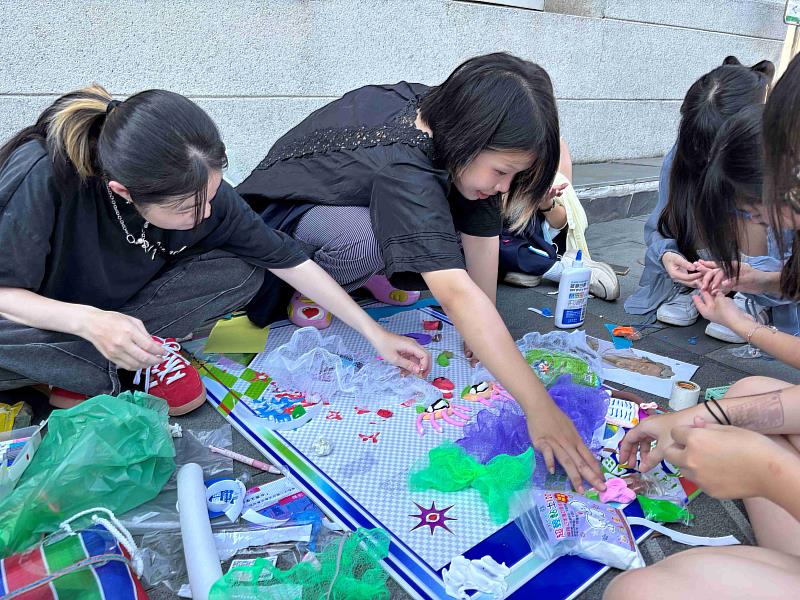 第二天小組熱烈討論作品製作