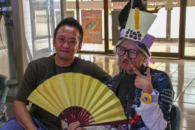 視傳系蔡銘君老師(左)與扮演孔子本人的學生(右)合照