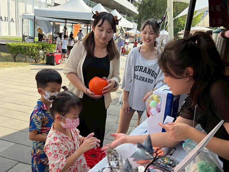 「Lemon Sugar」成員與民眾遊戲互動