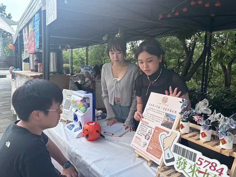 「Lemon Sugar」成員向民眾介紹活動內容