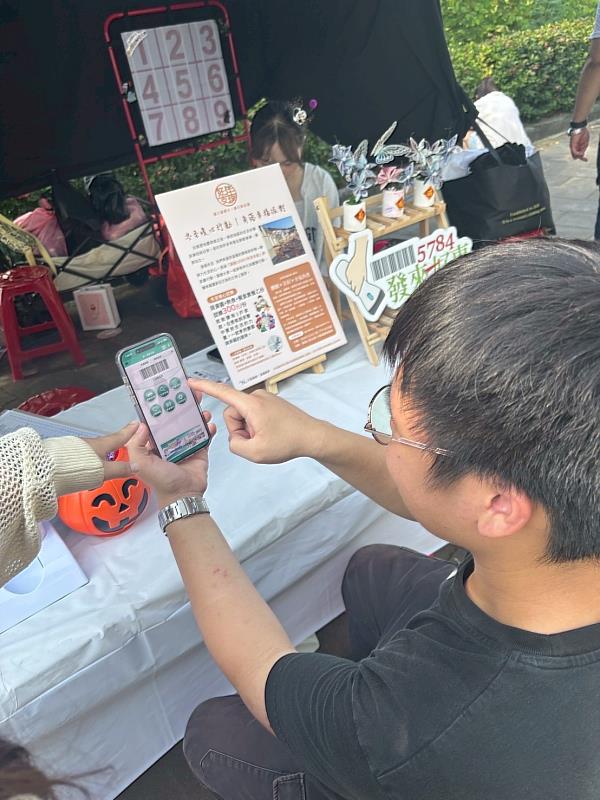 「Lemon Sugar」成員向民眾講解如何綁定愛心碼