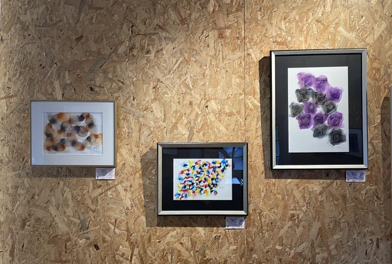 展覽作品以酒精墨水為主要媒材，運用色彩暈染、堆疊與自然流動的形式，象徵心念的轉化與情緒的流動