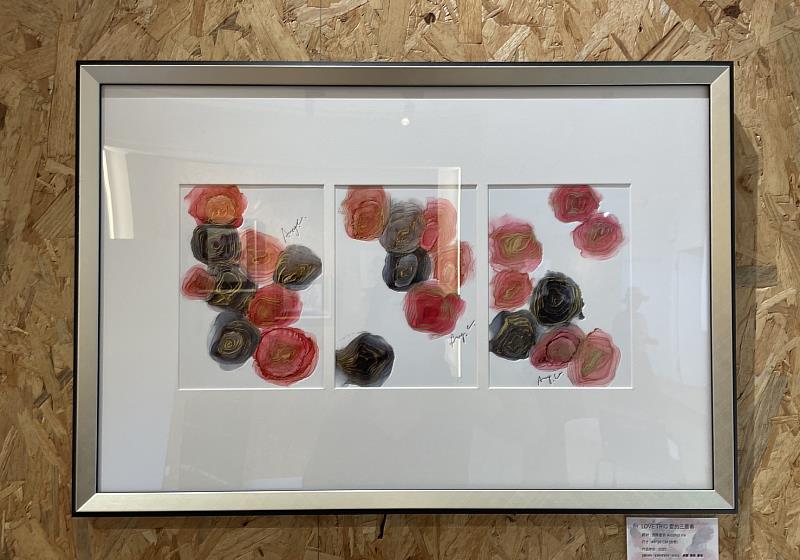 以流動藝術搭配脈輪療癒為主題的酒墨藝術展《Agape 當我成為愛本身》，即日起在空軍三重一村「小雅文房」登場