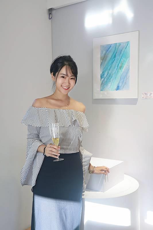 藝術家張愛維（Amy Chang）以「愛自己、愛他人」為核心理念策展《Agape 當我成為愛本身》，用酒精墨水為媒材，帶來色彩能量與靜心療癒