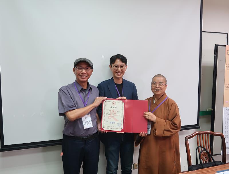 南華大學辦理人間佛教講座，邀請淡江大學歷史系郭鎧銘教授（中）談「華嚴經：富貴人生九堂課」，人文學院呂凱文院長（左）致贈感謝狀。右為宗教所所長覺明法師。