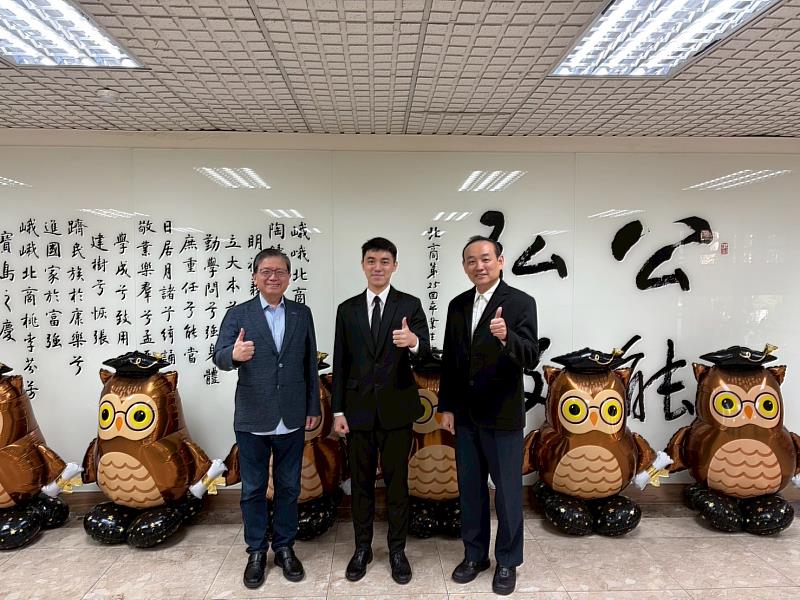 本次通過會計師考試的會計資訊系陳修治同學，與任立中校長（左）和李興漢系主任（右）合影，他表示很感謝系上老師在課內外的悉心指導。