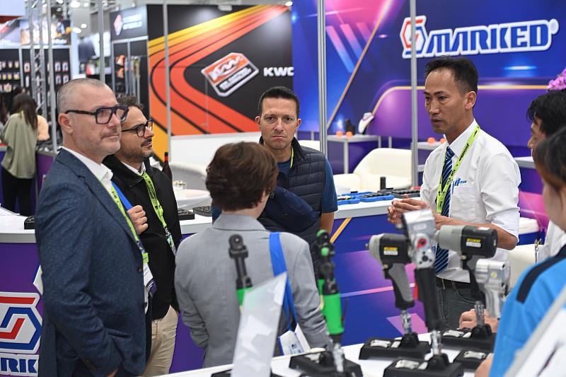 海外買主於五金展期間洽談盛況。（貿協提供）