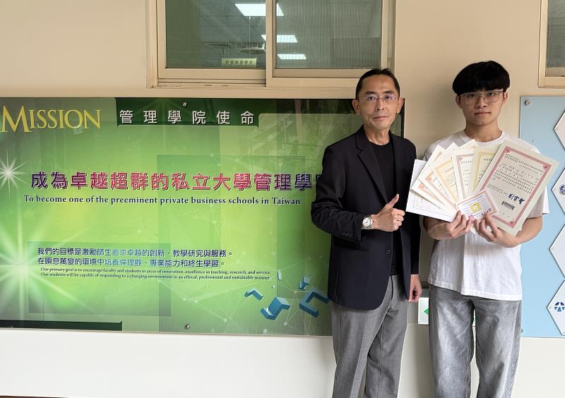 亞大財金系吳翊安同學(右)已考取9張金融證照,系主任林盈利(左)鼓勵他再挑戰高階證照。