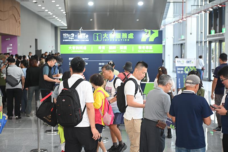 台灣國際五金工具博覽會報到處，參觀者雲集。（貿協提供）