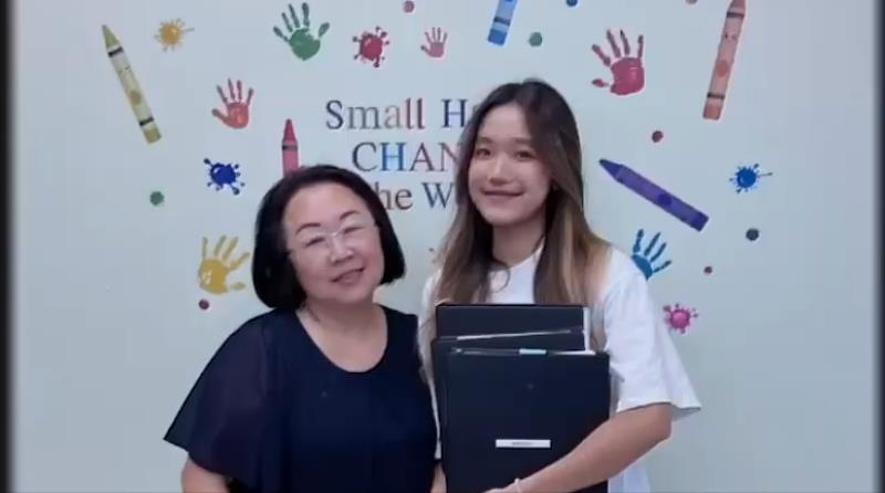 佛光大學語文學系大三學生香秀赴美實習,擔任中英文教學助理,服務對象為18個月至5歲的幼兒。從課程設計、教材準備到實際授課,每一個環節對她而言都是嶄新的挑戰。