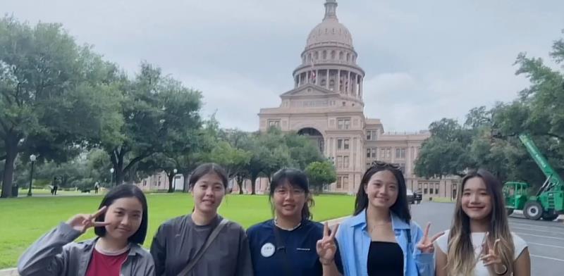 和其他在美國實習的佛光大學同學合影。