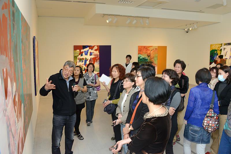 國立臺灣美術館於2013年舉辦「形形色色-曲德義個展」,藝術家曲德義(左1)為參展貴賓導覽其1992至2013年的作品,展現逾20年來對「形」、「色」的探索、辯證與實驗。(國立臺灣美術館提供)