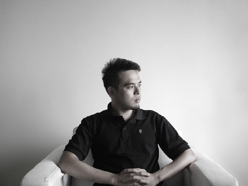 以「日常信仰」為創作主題的藝術家賴威帆,擅長以寫實筆觸與文化幽默,探索人與物件之間的精神連結。