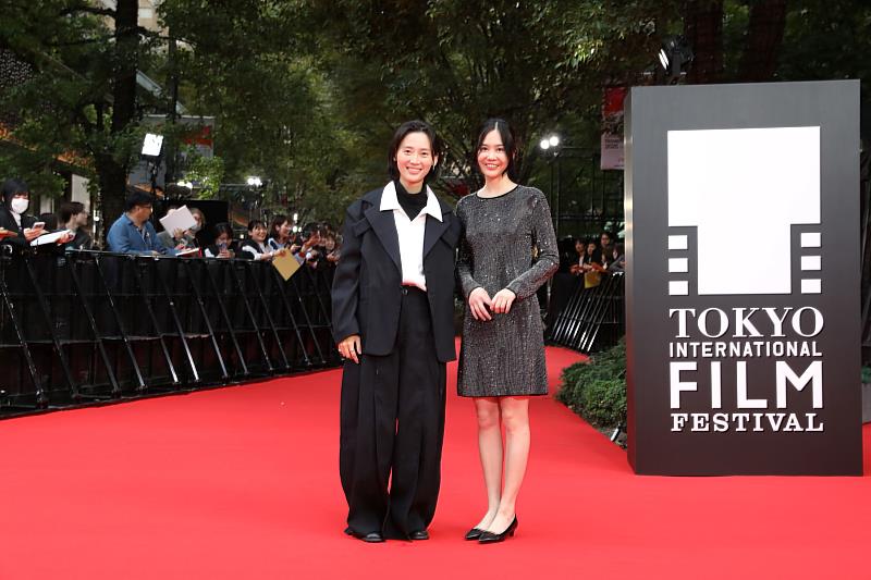 《樹冠羞避》導演張均瑜(左)、演員黃可欣(右)出席東京國際影展。(東京國際影展提供)
