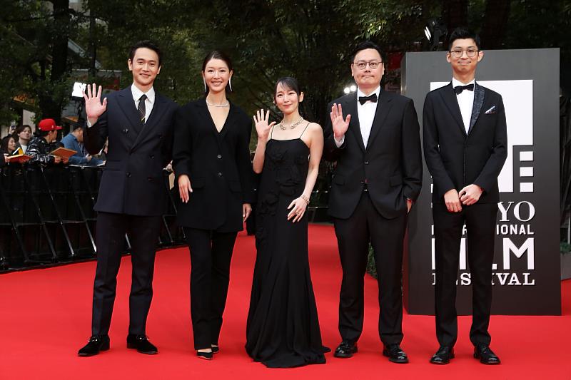 （右起）《雙囍》監製苗華川、導演許承傑、演員吉岡里帆、余香凝、劉冠廷出席東京國際影展。（東京國際影展提供）