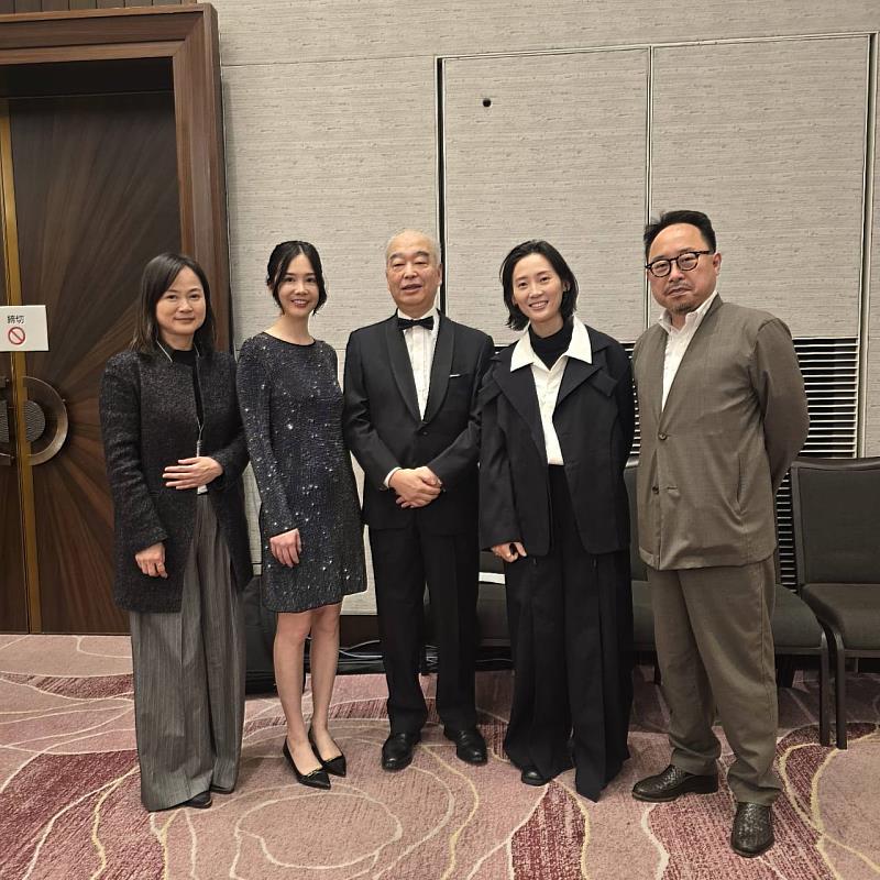 《樹冠羞避》導演張均瑜(右2)、演員黃可欣(左2)與東京影展資深策展人石坂健治(中)、臺灣文化中心主任曾鈐龍(右)合影。(臺灣文化中心提供)