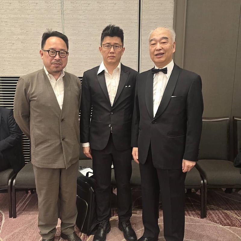 《人生海海》導演廖克發（中）與東京影展資深策展人石坂健治（右）、臺灣文化中心主任曾鈐龍（左）合影。（臺灣文化中心提供）