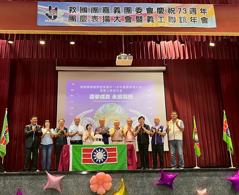 與會貴賓一同切蛋糕-生日禮讚