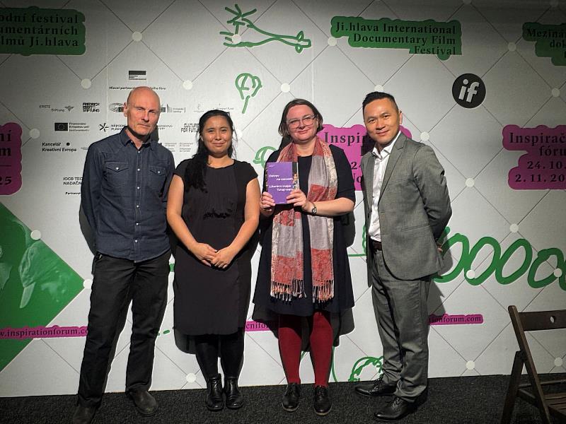 《十字路口的島嶼:臺灣文學地圖》10月27日在捷克Ji.hlava國際紀錄片影展「靈感論壇」舉行發表會,主持人Petr Vizina(左起)、導演Haruna Honcoop、主編路丹妮與臺灣作家陳思宏。(駐捷克代表處文化組提供)