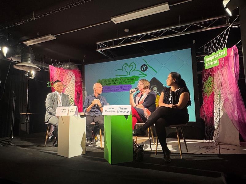 《十字路口的島嶼:臺灣文學地圖》新書發表會,現場由主編路丹妮(右2)介紹選集編輯構想與臺灣文學特色,並與作家陳思宏(左1)、主持人Petr Vizina(左2)、導演Haruna Honcoop(右1)共同對談交流。(駐捷克代表處文化組提供)