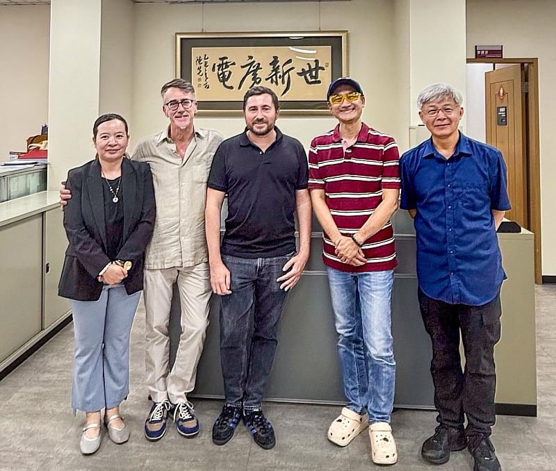 世新廣電系主任葉基固（右2）、教授劉永晧（右1）、副教授游婷敬（左1）與國際影人Miguel Lafuente（中）、Laurent Bocahut（左2）針對歐台影像文化交流的未來方向展開深入討論。（世新大學提供）