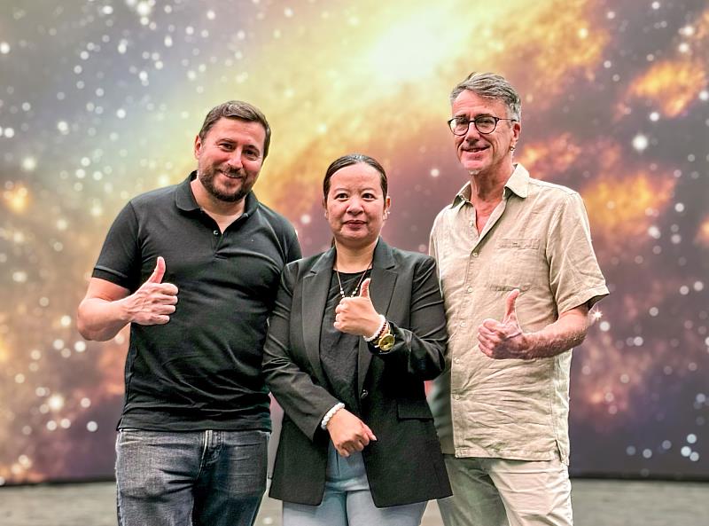 世新廣電系副教授游婷敬(中)擔任台灣國際酷兒影展總監多年,為國際影人介紹世新智能攝影棚。(世新大學提供)