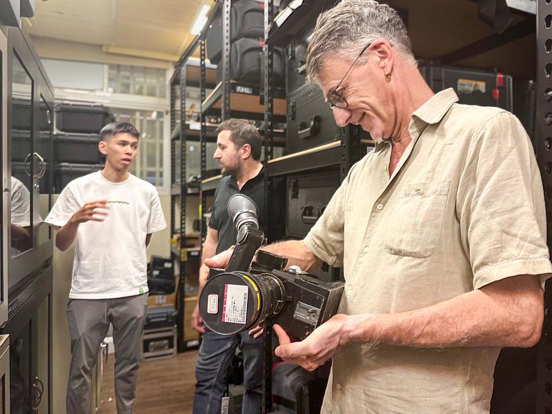 西班牙策展人Miguel Lafuente(中)與法國策展人Laurent Bocahut(右)參訪世新大學專業器材室。(世新大學提供)