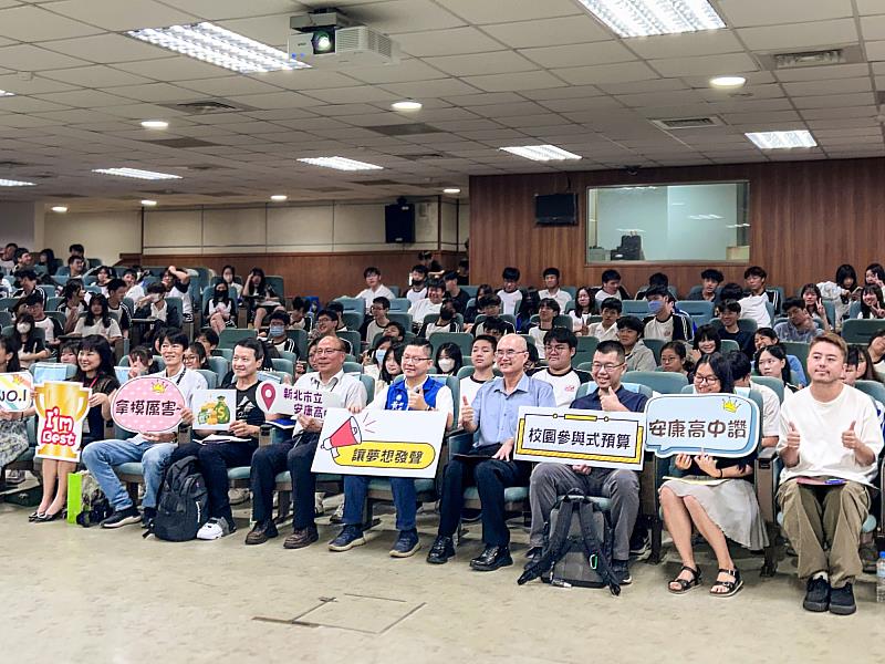 世新大學行政管理學系前進新北市安康高中,將參與式預算經驗回饋社會。(世新大學提供)