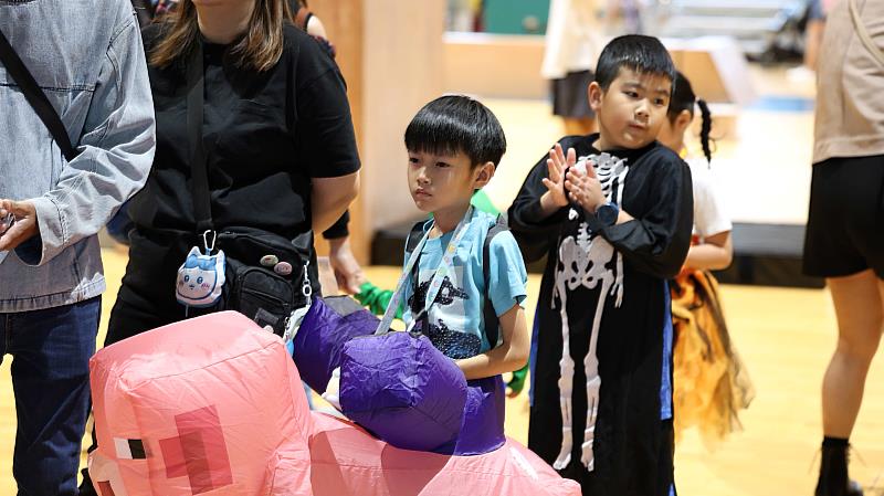 內湖運動中心「Trick or Treat」親子嘉年華歡樂登場,近600位親子共襄盛舉,共享萬聖節驚喜派對