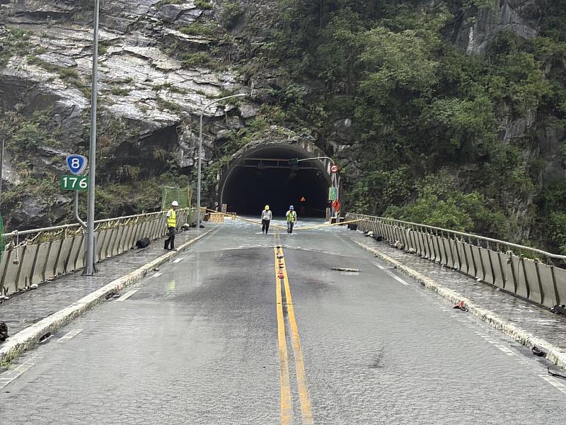 燕子口堰塞湖壩體溢流加大可能引發壩體破壞 人員勿進入河道