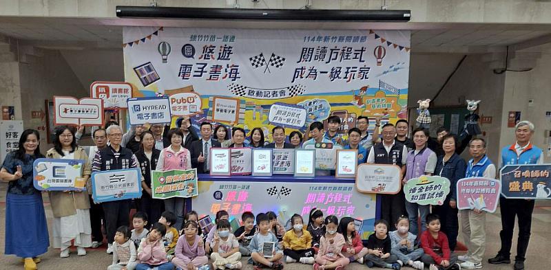 文化局副局長李欣耀與貴賓合影。