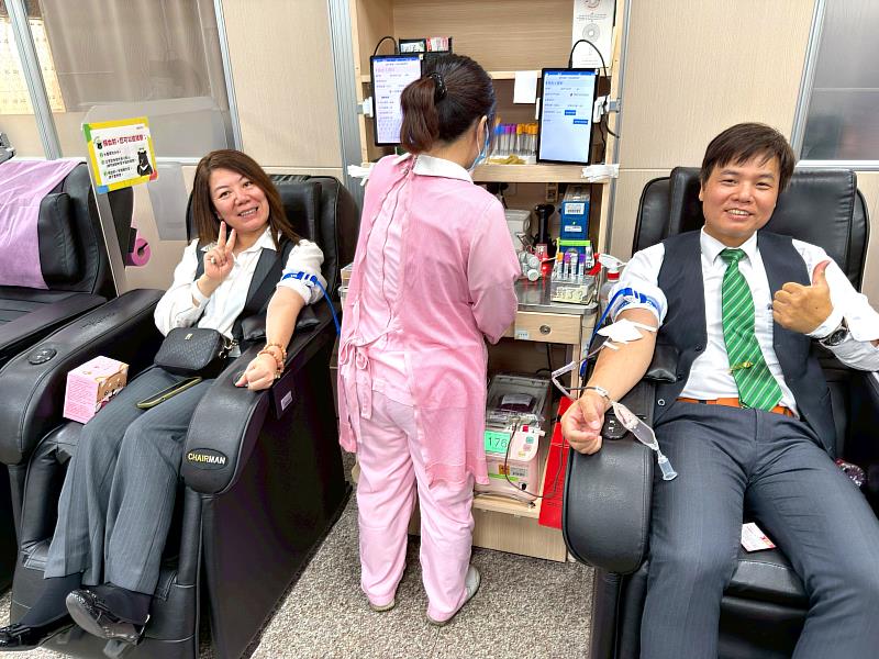 永慶加盟四品牌台南區逾110間店夥伴，不只擔任活動志工、協助民眾捐血，自己也熱情挽袖捐血。（永慶房產集團提供）