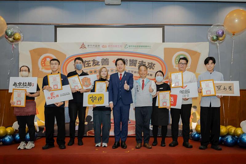 代理市長邱臣遠頒獎表揚優良店家。