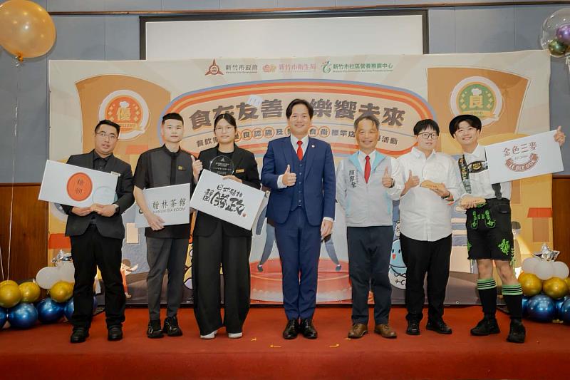 代理市長邱臣遠頒獎表揚優良店家。