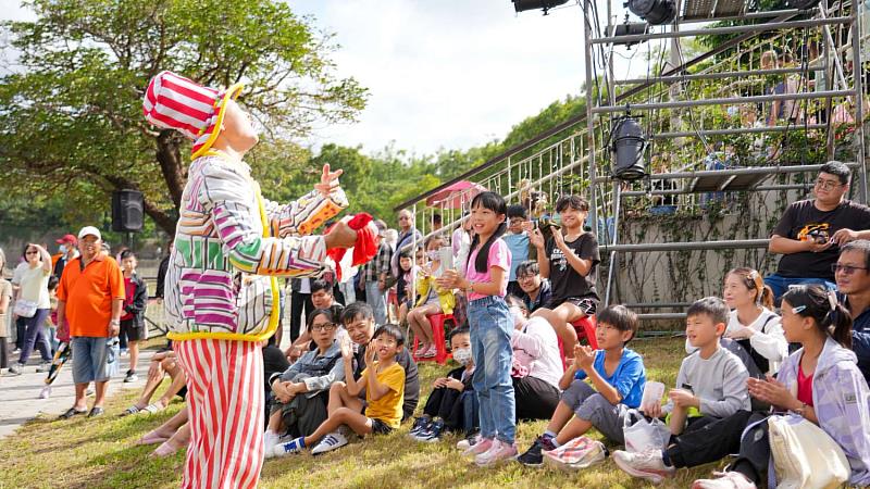 舞台活動吸引眾多親子家庭到場。