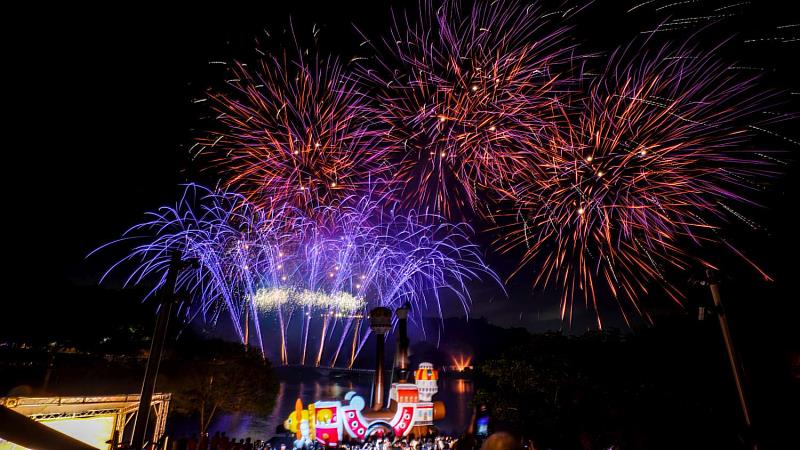「2025前進未來島 勇闖青草湖」湖畔煙火秀吸引破萬人潮。