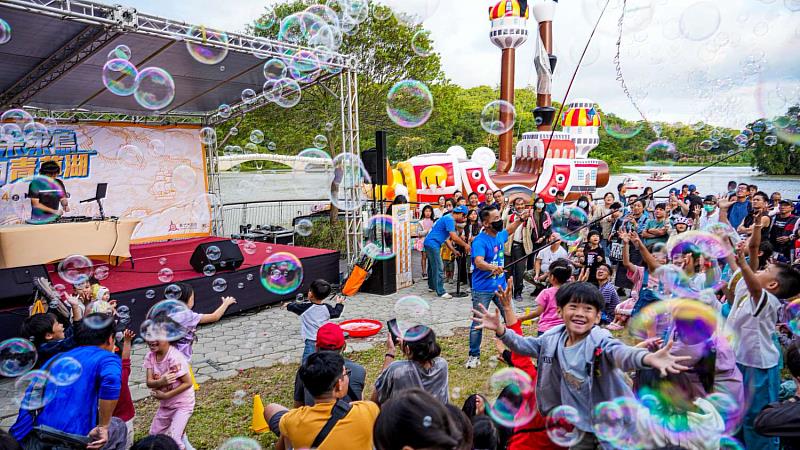 舞台活動吸引眾多親子家庭到場。