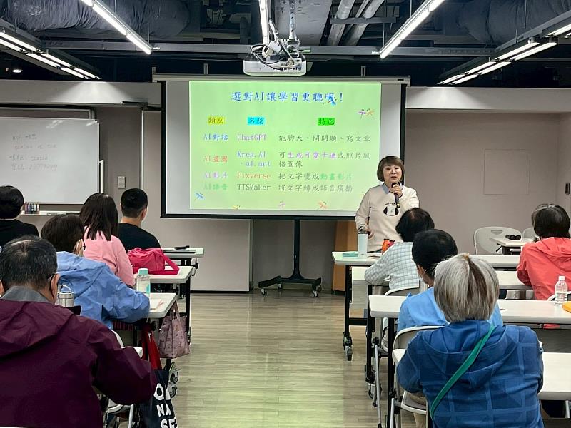 講者梁瑛芬分享AI在學習與生活中的應用案例，並與學員熱烈互動，激發現場學習者對AI工具的實際運用想像。