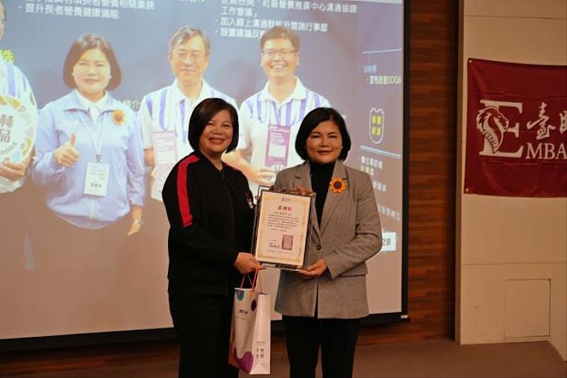 Weng Ju-yu, Chairperson of the National Taiwan Normal University Executive Master of Business Administration Alumni Association, thanked County Magistrate Chang for her wonderful speech.