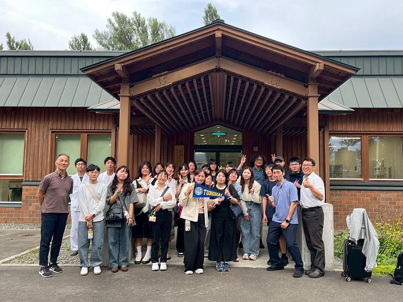 東海大學食品科學系師生日前赴日展開深度訪學之旅，與北海道大學老師們合照（左1為若村老師）