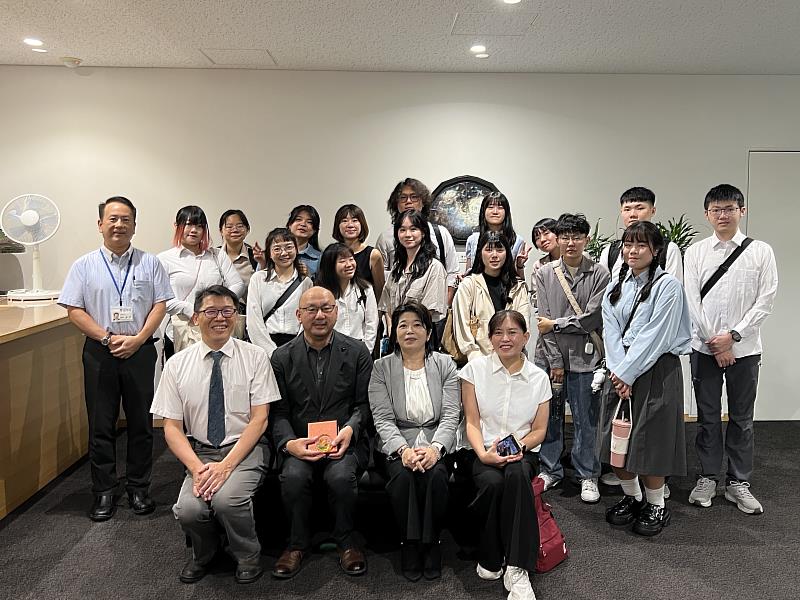 東海師生與北星學園大學中村校長（前左2）大合照