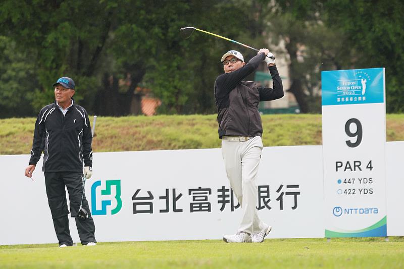 富邦集團董事長蔡明忠今(28)日於富邦長春公開賽職業業餘配對賽中,第九洞開完球後展現平衡且漂亮的收桿動作。