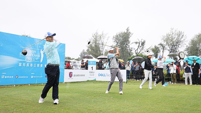 富邦集團董事長蔡明忠(右2)、富邦長春公開賽賽事共同創辦人謝敏男(左2)、台灣高爾夫俱樂部董事長陳彥豪(右)與TSPGA理事長呂崇標(左),為本屆富邦長春公開賽開出第一球。