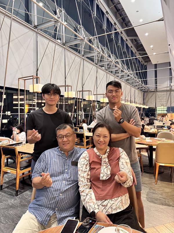 陽明交大醫學系學生蕭宇翔（後排左）在母親節與家人聚餐，一家和樂。