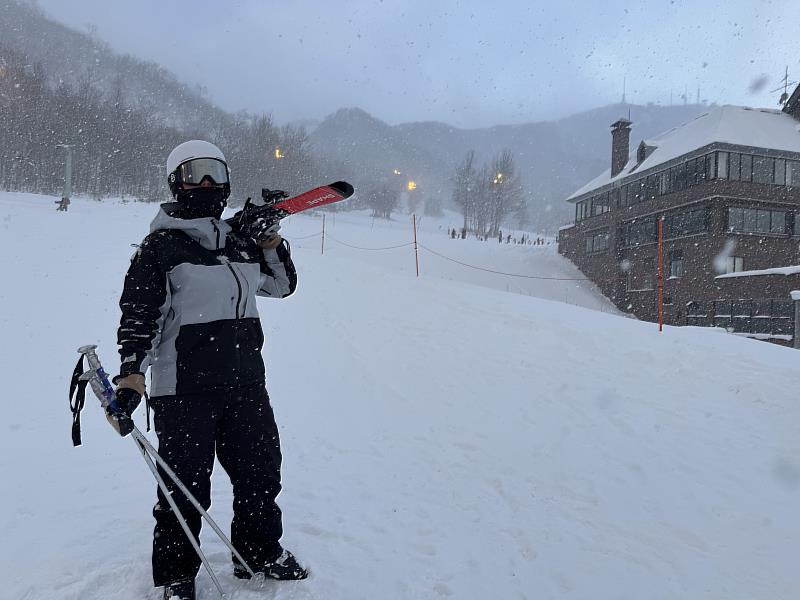 陽明交大醫學系學生蕭宇翔在日本北海道滑雪。