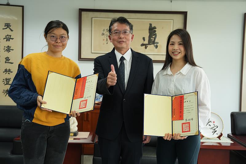 嘉藥校長張翊峰頒贈獎狀獎勵今年營養師高考榜首吳孟儒(左)及榜眼林詩敏